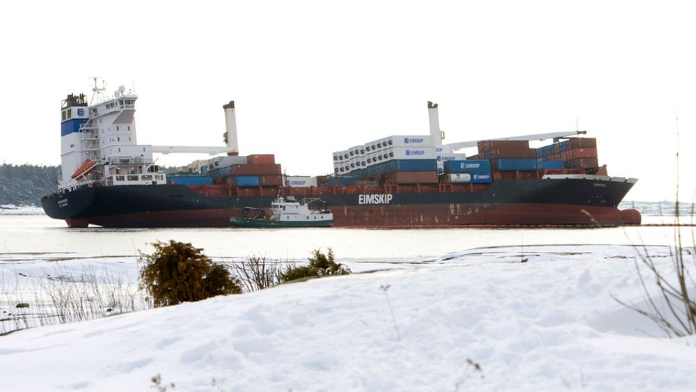 LEKKER: Containerskipet Godafoss lekker tungolje fra to eller tre tanker. Den driver inn mot land på Hvaler.