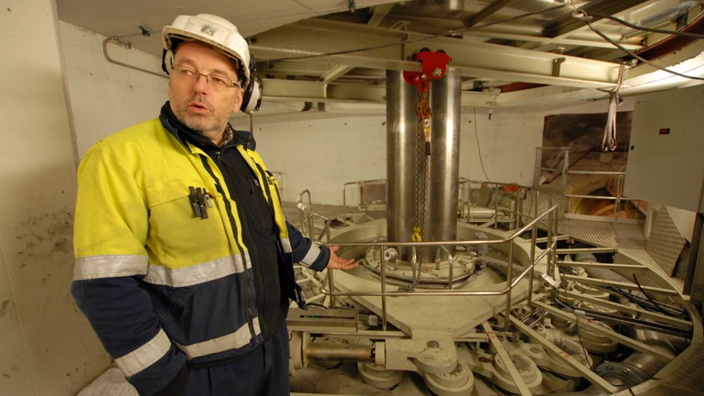 NYE PROBLEMER: Det er oppstått sprekker i løpehjulet på det nye Svartisen-aggregatet. På bildet, tatt i desember, viste kraftverksjef Karl Svein Thorrud fram turbinregulator for det nye aggregatet.