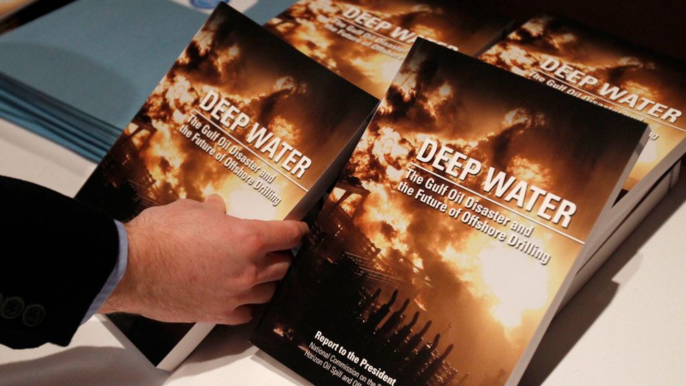 En rapport om katastrofen på BP-riggen Deepwater Horizon 20. april i fjor ble lagt fram i Washington tidligere denne måneden (bildet). Oljegiganten meldte tirsdag om et tap på over 4,9 milliarder dollar, eller 28,2 milliarder kroner, i året som gikk, det første underskuddet på årsbasis siden 1992. Årsaken var først og fremst store kostnader knyttet til katastrofen i Mexicogolfen.
