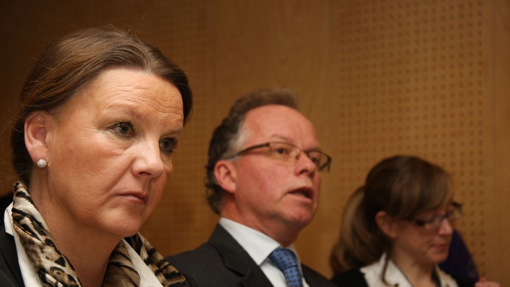 JA: Høyre sier nå ja til høyhastighetstog. Her Ingjerd Schou og Øyvind Halleraker under presentasjonen av utredningens del II hos Jernbaneverket.