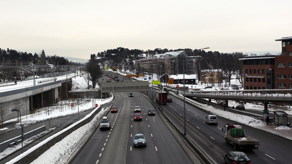 Beboerne i de store byene er mest fornøyde med veistandarden. Her E18 ved Lysaker i Oslo.