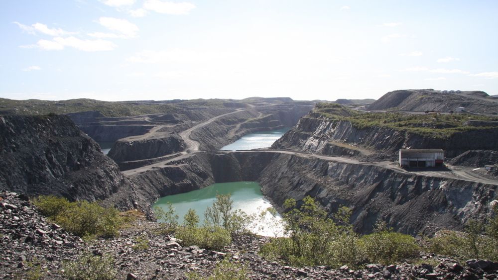OMSTRIDT: Enormt med masser er tatt ut av gruvene i Sydvaranger. Avfallsstoffer går rett i Bøkfjorden. Foto: Camilla Aadland