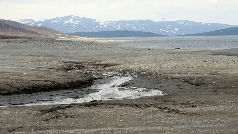 FØLELSESLADET: Det store fjellvannet Tesse i Lom kommune er redusert til en liten dam omgitt av en ørken av stein og sand. Fem ordførere har jobbet for å endre dette bildet.