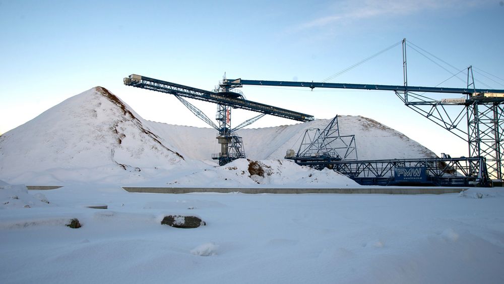 PÅ VENT: 70 000 tonn flis på Averøy ligger og venter på å bli til pellets som skal skipes ut til energiprodusenter i Europa. Pelletslagrene på kontinentet er sterkt redusert etter kuldeperioden.