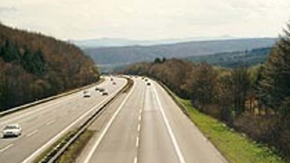 I Norge får du ikke se man ge slike motorveier. Her blir smalere, firefeltsveier i framtida kalt motorvei.