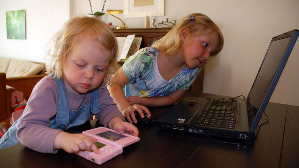 MOT STRØMMEN: Små jenter som leker med datautstyr eller teknologileker er ingen selvfølge. Mor holder igjen,  dermed stiller de bak guttene allerede fra skolestart. (Illustrasjonsfoto)