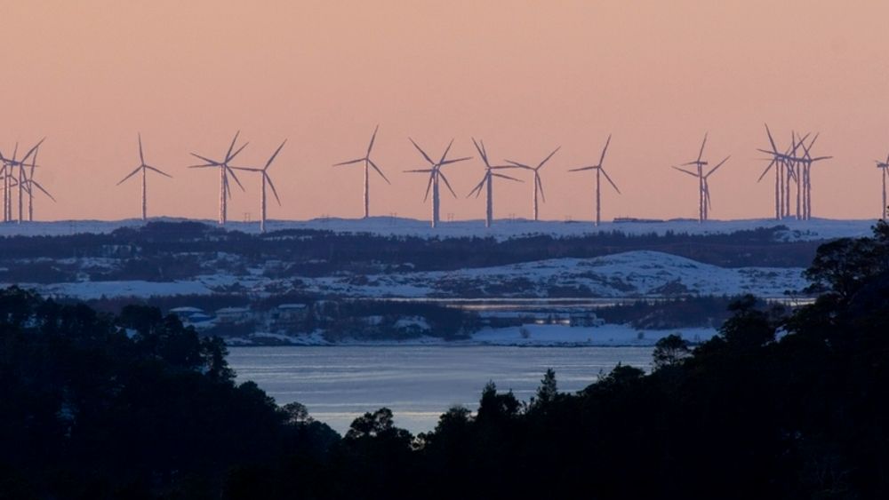 POSITIVT: Vindmøller i Smøla kommune. Der vindturbinene er på plass er folk ofte mer positive til vindkraft, viser en undersøkelse gjort for Enova. Men i enkelte kommuner er det sterk polarisering.