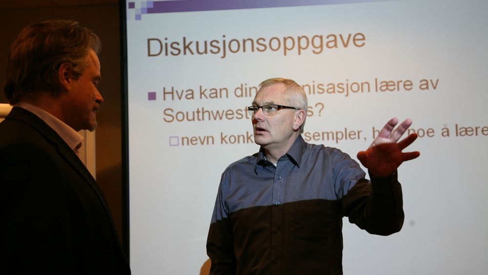 NYTT: Oppsigelser brukes ofte for å tjene mer penger, ikke for å spare penger, sier Bård Kuvaas (til høyre) til Stig Lægreid, leder av NITOs forhandlingsutvalg for privat sektor.