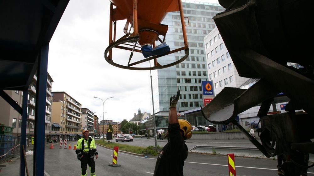 Mange i byggenæringen, særlig i distriktene, sliter fortsatt med å betale regningene sine. Lindorff frykter at økt rente kan bety kroken på døra for mange.