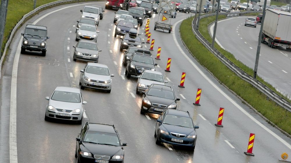 BEDRE KOORDINERING: Veibyggingen på E6 ved Furuset skapte kø mandag formiddag. Samferdselsministeren vil nå gjøre det enklere for NSB og Vegvesenet å snakke om planlagt arbeid.