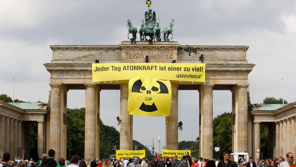 Greenpeace henger opp bannere mot atomkraft på Brandenburger Tor i Berlin.