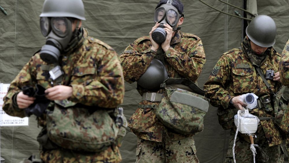 Japanske militære på vei ut til Fukushima-atomkraftverket. Strålingsnivåene er på vei ned, ifølge japanske myndigheter.