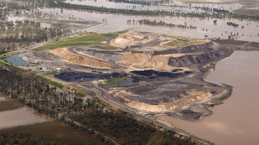 FULL STOPP: Kullindustrien i Queensland rammes hardt av flommen. Bildet viser en kullgruve i Baralaba omringet av flomvann 2. januar.