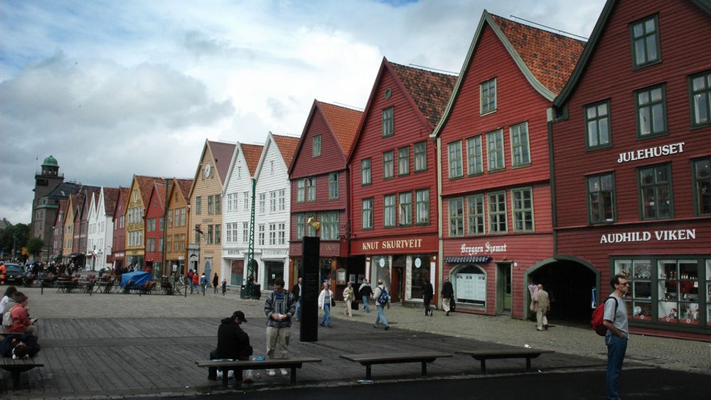 Den nylig vedtatte traséen for bybanen i Bergen skal gå under jorden like bak Bryggen. Det er meget utfordrende for en allerede synkende grunn, mener geologer. 