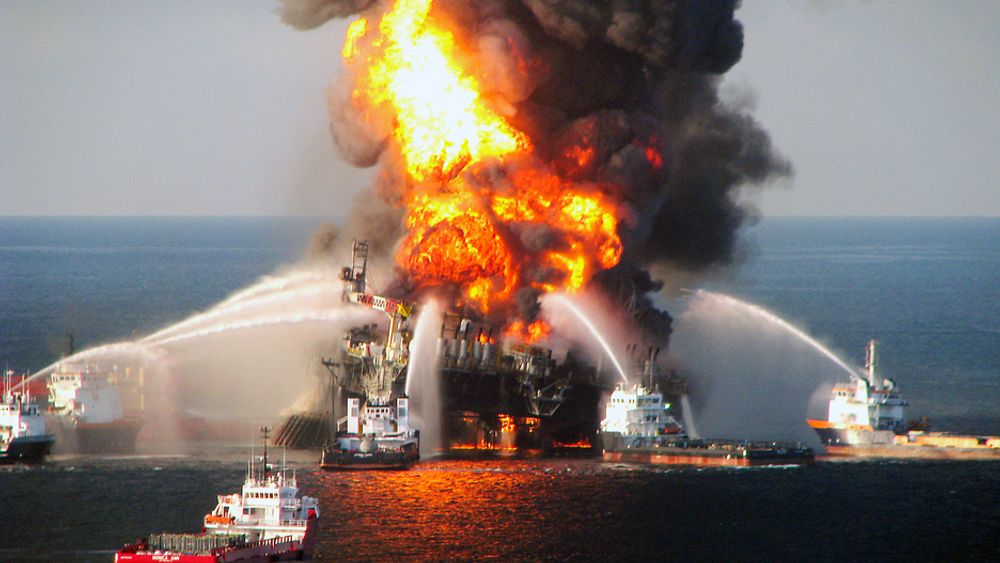 Brannmannskaper kjemper mot flammene etter eksplosjonen om bord i oljeriggen Deepwater Horizon i Mexicogolfen i april 2010. Eksplosjonen og brannen på Deepwater Horizon førte til det verste oljeutslippet til havs i USAs historie. Nå er et gigantisk erstatningsoppgjør i gang mot oljeselskapet BP, som risikerer å måtte punge ut med milliarderstatninger. 