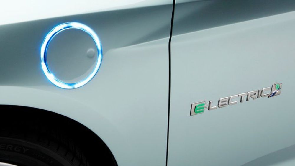 "Bensinlokket", altså ladestikket på Ford Focus el, er dekorert med en X-boxaktig lysring.