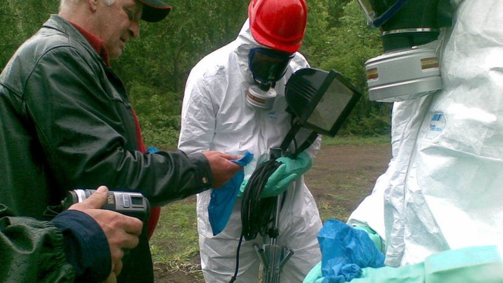 Statnett og Nexans gjør seg klar til å gå inn i skjøtekammeret etter eksplosjonen i en skjøt ved Oslofjordkabelen 27. mai 2009.