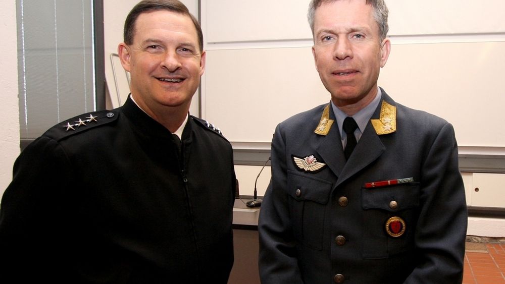 KAMPFLYKUNDEKRETSEN: Admiral David J. Venlet (t.v), sjef for Joint Program Office, altså den amerikanske F-35-anskaffelsen, og general Stein Erik Nodeland direktør for det norske kampflyprogrammet.