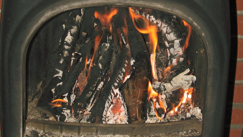 Nye rentbrennende ovner bruker 30 til 40 prosent mindre ved for å varme  opp et rom, enn en eldre ovn.