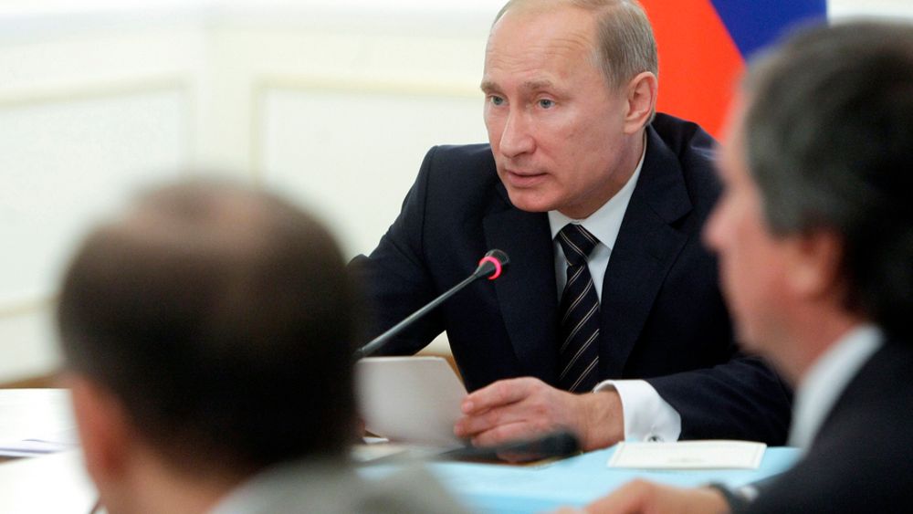 Russlands president Vladimir Putin snakker under en pressekonferanse onsdag, hvor han kunngjorde at franske Total får bli med i et arktisk gassprosjekt.