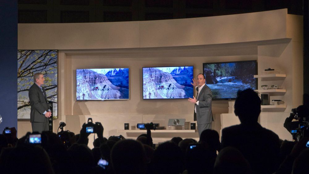 SE SÅ TYNT: Lenge har konkurransen vært om å ha den tynneste TV-en. Nå blir de neppe særlig tynnere. Men det kan ramma. Samsungs nye ramme er fem millimeter bred og det er ikke mye å sutre over.