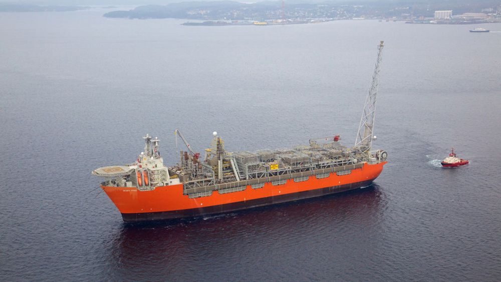 TAUES: BPs FPSO Skarv ble tauet inn til Stord og utrsutning ved Aker Solutions 1. mars. Over 1.000 personer skal jobbe om bord med ferdigstilling før instalasjonen går ut til feltet. Skipet er bygget ved Samsung i Geoje i Korea. Det tok 93 dager å seile fra Korea til Stord.