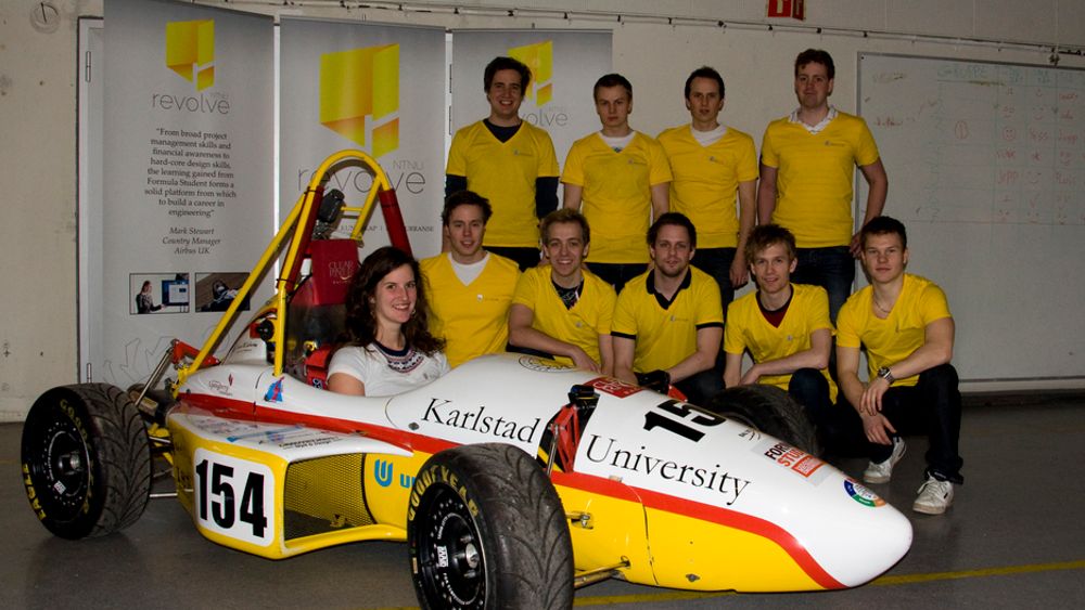 STUDENTBIL: Revolve NTNU er navnet på studentorganisasjonen som skal bygge en racerbil mot konkurransen Formula Student i 2012. Foreløpig har de lånt en bil av universitetet i Karlstad for å promotere seg.