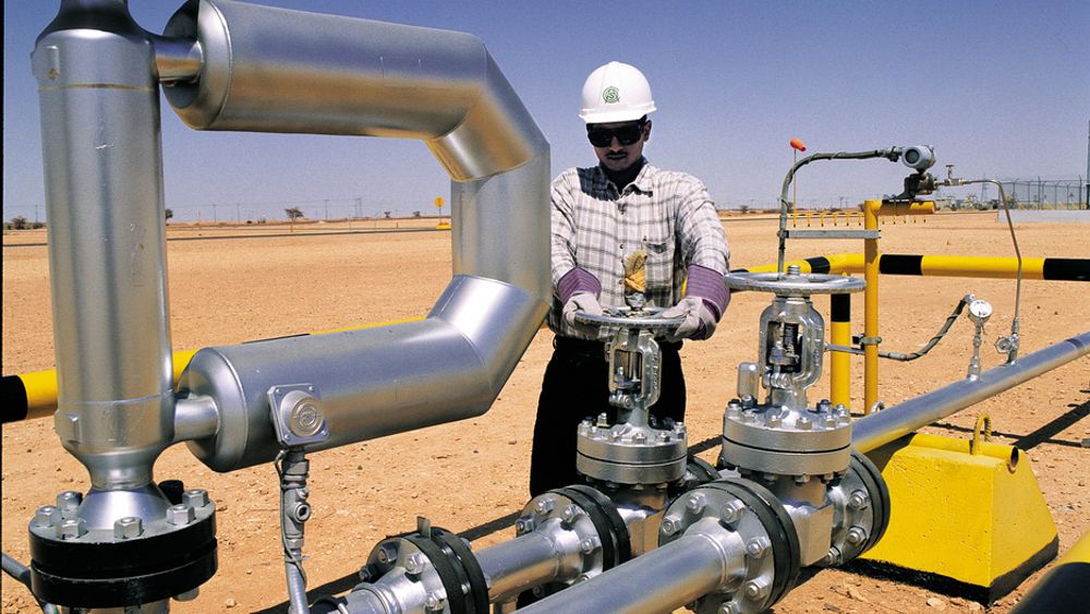 ÅPNER KRANENE: Saudi-Arabia har så langt kunnet kontrollere de globale oljeprisene ved å åpne kranene litt mer. Nå sår amerikanske diplomater tvil om landet har kapasitet til dette. Dersom Saudi-Arabia ikke kan øke kapasiteten kan verden stå overfor store problemer med å skaffe nok av klodens livsnerve, olje.