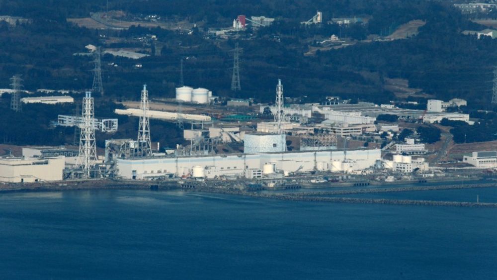 Fukushima Daiichi-kraftverket torsdag morgen. Helikoptre forsøker nå å slippe vann ned på reaktorene for å kjøle ned brenselstavene.