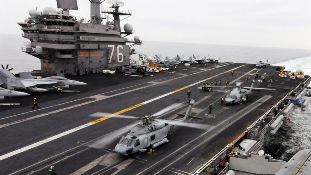 I JAPAN: Amerikanske HH-60H Sea Hawk-helikoptre forbereder seg på å lette fra hoveddekket på hangarskipet USS Ronald Reagan, som er på plass utenfor kysten av Japan.