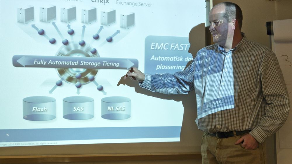 NY TEKNOLOGI: Senior teknologikonsulent i EMC, Roger Samdal forklarer hvordan EMCs nye lagringsteknologi er forbedret fra de tidligere utgavene.