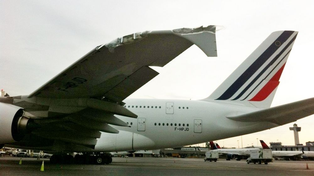 Selv for verdens største vinger, som A380 har, koster det å vingeklippe en liten CRJ. Risikoen for slike uhell kan reduseres dersom NTSB får gjennom sitt krav om taxekameraer som viser vingetippene på store fly.