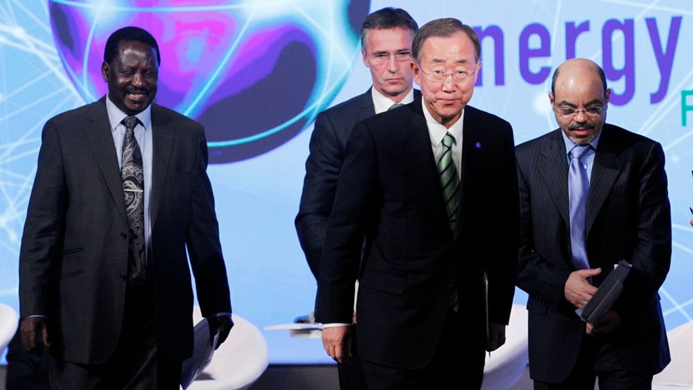 FNs generalsekretær Ban Ki-moon på scenen med statsminister Jens Stoltenberg (bak), Kenyas statsminister Raila Amollo Odinga (t.v.) og Etiopias statsminister Meles Zenawi (t.h.) under toppmøte om energifattigdom i Oslo mandag.