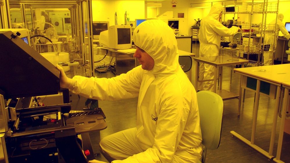 NANO: Til sammen arbeider rundt 100 forskere nå med utvikling av nanokomponenter og -materialer, i renrommene til forskningsavdelingen ved Newcastle University. Forskningen støttes aktivt av Dept. for Trade &amp; Industry. FOTO: LPS