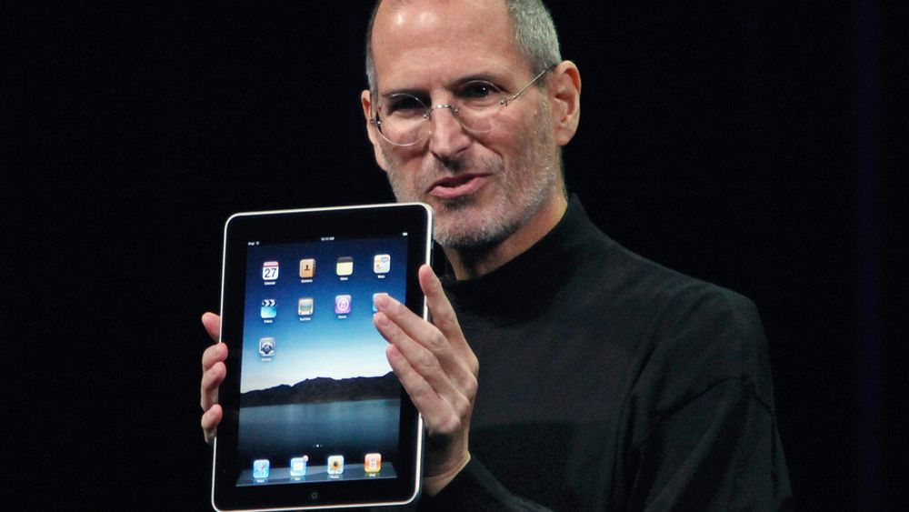 SUKSESS: Steve Jobs (1955-2011) på scenen i San Francisco med en iPad.