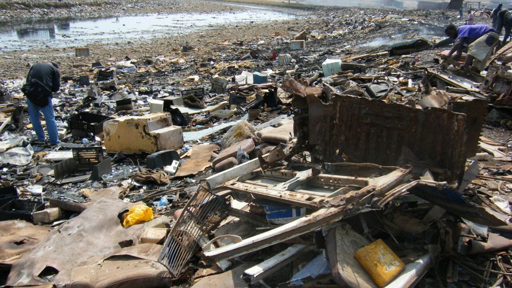 SKADELIG: På fyllplasser som dette i Agbobloshie i Ghana finnes det mye avfall som inneholder kjemikalier. Mange av disse kjemikaliene lekker direkte ut i naturen og utgjør dermed en fare for lokalbefolkningen. Riksrevisjonen mener kontrollen på slikt avfall er for dårlig.