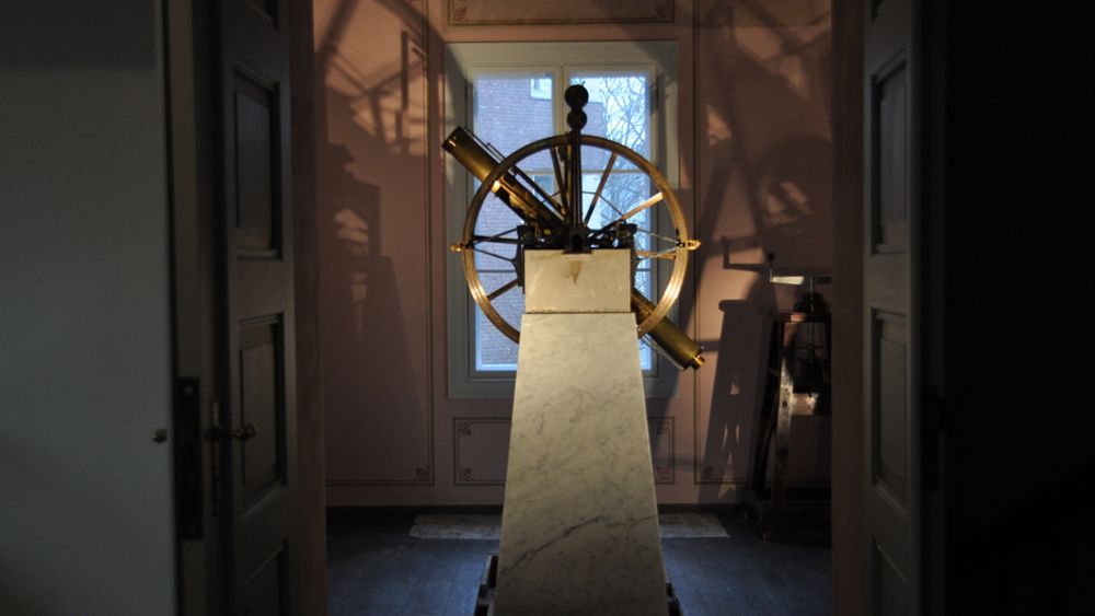 MERIDIANROMMET: Her står instrumentet som kalles for meridiansirkelen, og som ble brukt av Christopher Hansteen. Det skjulte, gjenmurte rommet var i rommets hvelving.