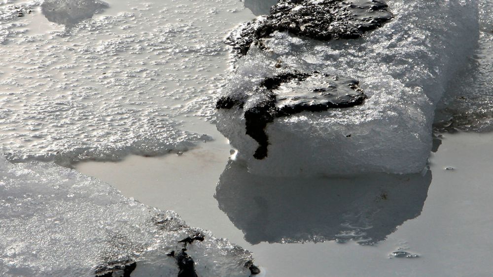 Olje fra havaristen Godafoss på Hvaler har nådd Sandø i Vestfold. Når isen vendes kommer oljen til syne.