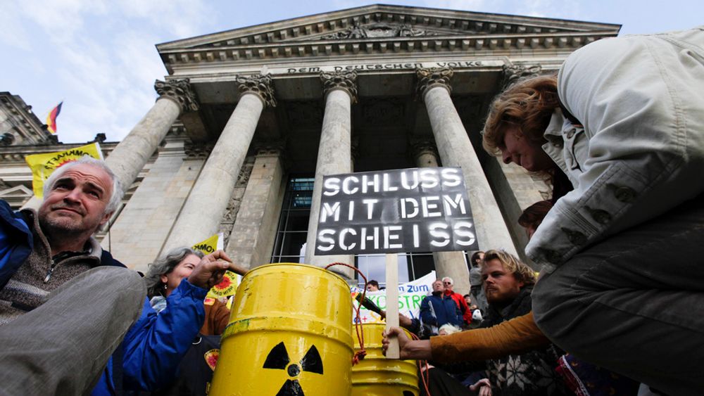 MOT ATOMKRAFT: Mellom 40.000 og 100.000 demonstrerte i Berlin lørdag mot den tyske regjeringens planer om å forlenge levetiden til de tyske atomkraftverkene med opp til 15 år.