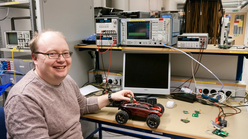 ALLSIDIG ARBEID: Karl Helmer Torvmark i Texas Instruments har spesifisert og vært med på å utvikle den nye strømgjerrige bluetoothbrikken som han nå leder den internasjonale markedsføringen av. Den vil utløse et svært stort nytt marked fra mobiltilbehør og sensorer til radiokontrollerte lekebiler.