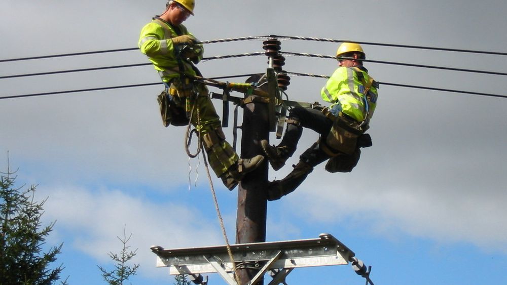 NYE LINJER: Nå får disse gutta mye større kraftlinjer å bryne seg på. Scottish Power Transmission har fått ja til å bygge en 400 kV kraftlinje til nord-Skottland for å få plass til mer fornybar energi.