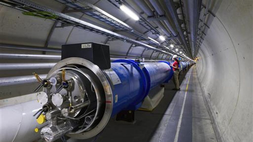 HARDT: Hver av dipolene i LHC-magnetene veier 34 tonn. Det må til når du skal holde 600 000 milliarder partikler på plass.