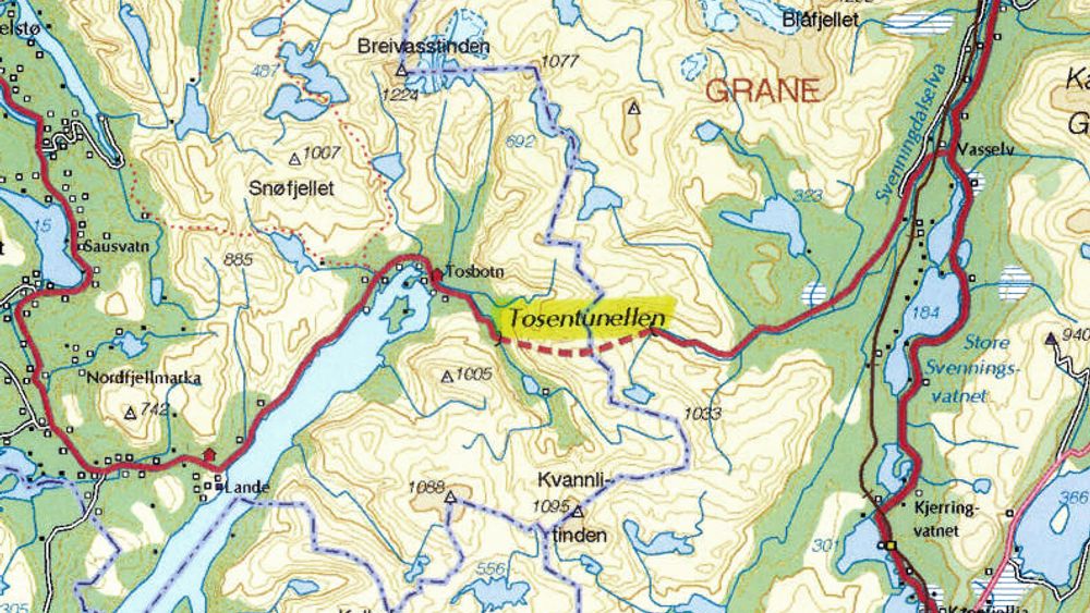 Den 5 857 meter lange Tosentunnelen krysser kommunegrensen mellom Brønnøy og Grane. Den har vært i bruk i 24 år og trenger nå sikring.