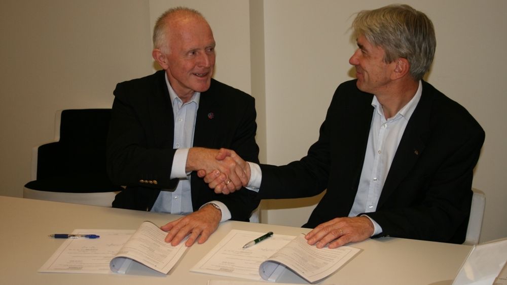 Administrerende direktør i Statsbygg, Øivind Christoffersen (til venstre) og regionsdirektør Morten Engh i Rambøll gratulerer hverandre etter at kontrakten er signert  fredag 15. oktober.