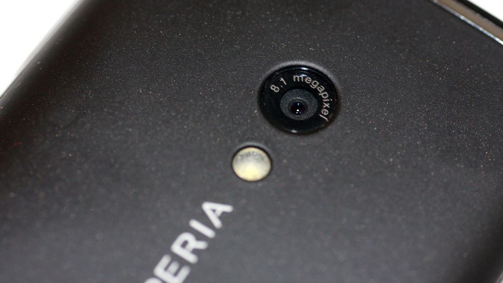 Tross brukbar suksess for de nye Xperia-modellene, har Sony Ericsson for første gang falt ut av salgstopplista for mobiltelefoner.