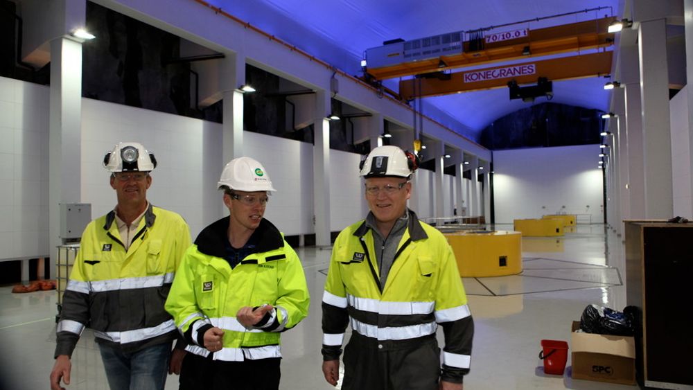 SØNNÅ KRAFTVERK: Prosjektleder Harald Kjetil Glendrange (t.h.), Elkem-direktør Svein Ilstad og byggeleder Helge Nilsen inne i nye Sønnå kraftverk, en kilometer inne i fjellet i Sauda.