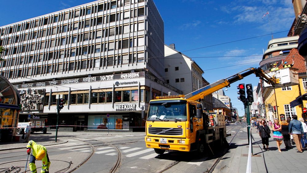 En nedrevet kjøreledning på Stortorvet skaper forsinkelser for trikken i Oslo sentrum fredag ettermiddag.
