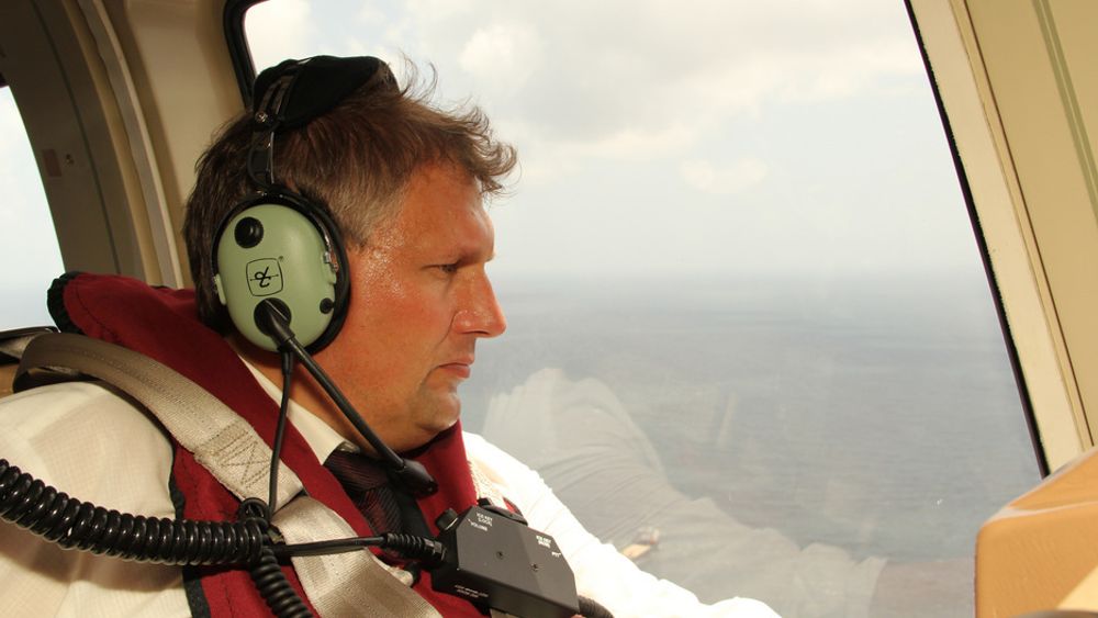 Olje- og energiminister Terje Riis-Johansen ombord i helikopter på vei ut til Macondo-feltet i Mexicogolfen onsdag.