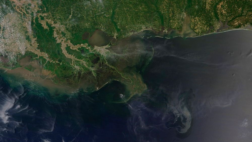 Satellittbilde av oljekatastrofen i Mexicogolfen. Petroleumstilsynet advarer om faren for store oljeulykker også i Norge.