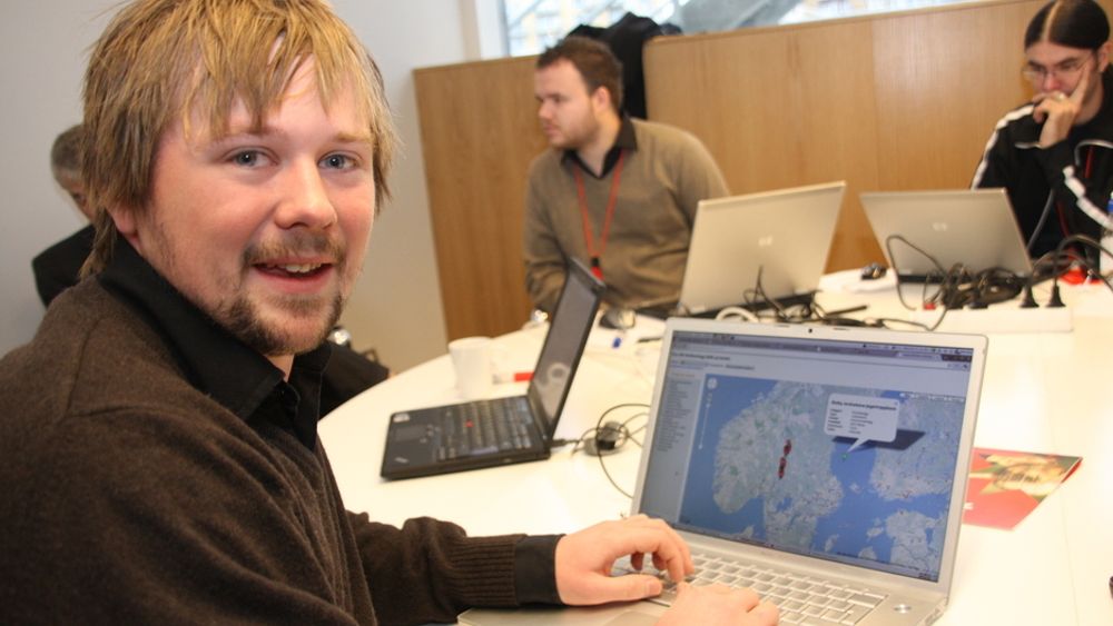 NY BRUK: Staten søker kreative hoder som vil finne ny bruk av gratis offentlig informasjon, slik som utvikler Johannes Knutsen. Sammen med en kollega har han laget en app som søker opp lokale idrettsanlegg.